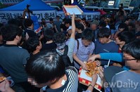 [포토] 치킨과 피자 나눠먹는 일베회원들