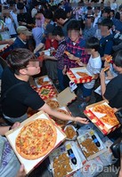 [포토] 일베 치맥시위, 음식나누는 일베 회원들