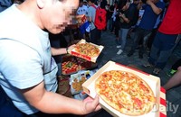 [포토] 일베 치맥시위, 피자나누는 일베회원들