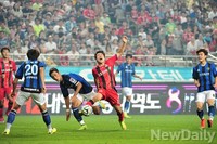 [K리그] 서울VS인천 패널티 얻어내는 서울FC 고요한