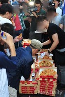 [포토] 음식 나누는 일간베스트 회원들