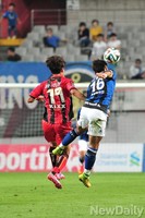 [K리그] 공중볼 경합하는 윤주태와 이윤표