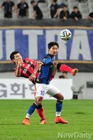 [K리그] 몸싸움 벌이는 이천수와 최효진