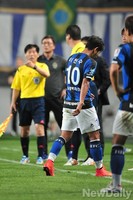 [K리그] 쓸쓸한 퇴장 이천수, 3-0으로 지고 있는데…