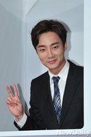 [포토] 오늘부터출근, 신입사원 로이킴 '어색한 V'