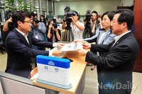 [포토]새누리당, 대통령 연애발언 새정치 설훈 징계안 제출