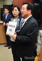 [포토]새정치 '설훈' 징계안 제출하는 새누리 '김현숙-이장우'