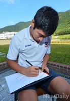 [포토] 사인하는 이근호, 17일 카타르 출국