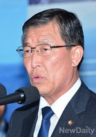 [포토] 함상토론회 기조연설하는 황진하 국회국방위원장