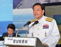 [포토] 함상토론회 참석한 황기철 해군참모총장