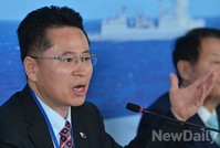 [포토] 함상토론회, 질문에 답하는 신인균대표