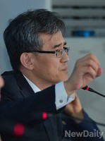 [포토] 함상토론회 질의에 답하는 이정훈 기자