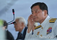 [포토] 함상토론회 경청하는 황기철 해군참모총장