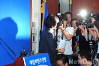 [포토] 기자회견 직후 서둘러 나서는 박영선 의원