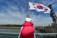 [포토] 왕건함에 펄럭이는 태극기