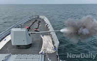 [포토] 왕건함 함포, 굉음내며 발사