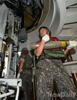 [포토] 127mm 함포 발사준비하는 왕건함 병사