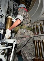 [포토] 127mm 실탄 장전하는 왕건함 병사