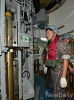 [포토] 왕건함 함포에서 발사될 127mm 실탄 장전 완료