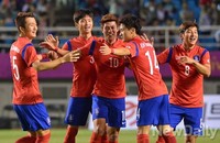 [포토] 사우디戰, 골 기쁨 나누는 김승대