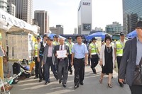 [포토] 세월호 유가족에 제안서 제출하는 어버이연합