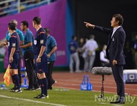 [포토] 사우디戰, 지시하는 이광종 감독