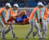 [포토] 사우디戰 경기장 밖으로 실려나가는 김신욱
