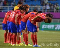[포토] 한국-사우디, 팬들에게 고개숙이는 대표팀
