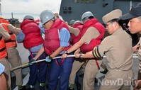 [포토] 입항 준비하는 왕건함 병사들