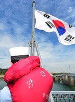 [포토] 왕건함에 펄럭이는 태극기