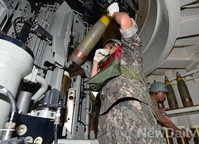 [포토] 왕건함 함포 127mm포탄 장착