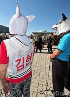 [포토] 국회앞 개탈 퍼포먼스 하는 애국단체