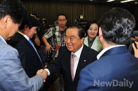 [포토] 동료의원들과 인사 나누는 문희상-박영선