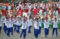 [인천AG] 주경기장에 입장하는 북한선수단