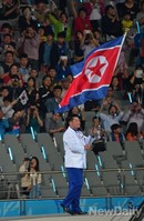 [인천AG] 인천주경기장으로 들어오는 인공기