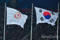 [인천AG] 나란히 휘날리는 아시안게임기와 태극기