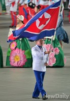 [인천AG] 인천아시아드 주경기장에 입장하는 인공기