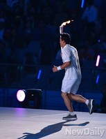 [인천AG] 성화들고 경기장에 등장한 이승엽