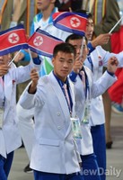[인천AG] 인공기 흔들며 입장하는 북한선수