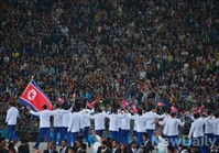 [인천AG] 인공기 흔들며 입장하는 북한선수단