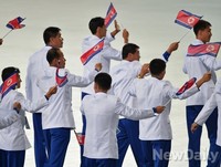 [인천AG] 개막식, 인공기 흔들며 입장하는 북한선수단