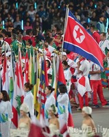 [인천AG] 참가국 국기에 정렬되는 인공기