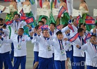 [영상] 입장 분위기가 어색한 북한선수단..두리번