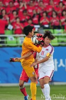 [인천AG] 골키퍼와 충돌한 북한의 리예경선수