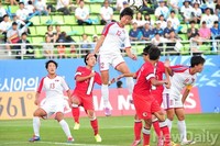 [인천AG] 북한 김윤미 공중볼 다툼 '놀라운 점프력'