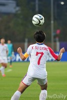 [인천AG] 연습하듯 볼을 다루는 북한 김수경