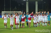 [인천AG] 응원단에 인사하는 북한여자대표팀