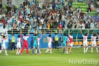 [인천AG] 운동장 돌며 관중들에 인사하는 북한선수들