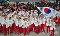 [인천AG] 태극기 휘날리며 입장하는 한국 선수단