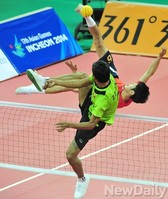 [인천AG] 세팍타크로 결승, 몸을 날려 공격하는 김영만 선수